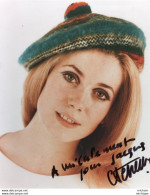 N°53 GRANDE  ET   BELLE PHOTO DEDICACEE DE CATHERINE DENEUVE  20X25 Cm  TRES BON ETAT - Autres & Non Classés