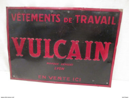 Plaque  En Tole Emboutie  - VULCAIN -  34 Cm Sur 25 Cm -   Pas  émaillée - - Art Populaire