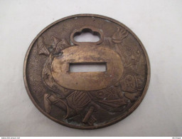 Superbe  Tsuba  Japonais En Bronze  Diametre  75 Mm Sur 70 Mm 120 Gr - Armes Blanches