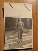 19599.   Fotografia Cartolina D'epoca Uomo A Passeggio 1946 Italia - 13,5x8,5 - Anonymous Persons