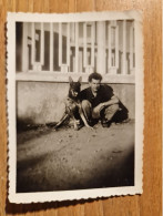 19600.   Fotografia  D'epoca Uomo Con Cane Lupo Aa '50 Italia - 9x6,5 - Personnes Anonymes