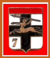 SUPER PIN'S MILITARIA "7e REGIMENT, CENTAURE, Format 1,7X2,4cm, Emai Grand Feu Base Or - Army