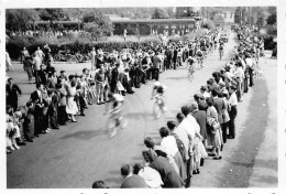 P-24-Bi.-3123 : PHOTO D'AMATEUR. FORMAT ENVIRON 9 CM X 6 CM. SAINT-REMY-LES-CHEVREUSES. TOUR DE FRANCE CYCLISTE 1953 - St.-Rémy-lès-Chevreuse