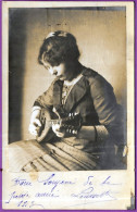 CPA CARTE PHOTO : Jeune Femme MUSICIENNE Jouant De La Guitare "Doux Souvenir De Ta Petite Amie Louisette" ** Musique - Musik Und Musikanten