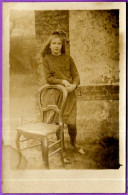 CPA CARTE PHOTO Portrait De Jeune Fille Accoudée à Une Chaise. - Other & Unclassified