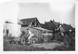 P-24-Bi.-3146 : PHOTO D'AMATEUR. FORMAT ENVIRON 6 CM X 9 CM. TANDEM. VELO. CYCLE. CYCLISTE. 6 SEPTEMBRE 1941 - Radsport