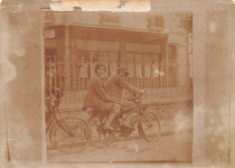 P-24-Bi.-3147 : PHOTO D'AMATEUR. FORMAT ENVIRON 6 CM X 9 CM.  VELO. CYCLE. MOTO - Motorbikes