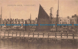 R673842 Lowestoft. Trawler Dock - Monde
