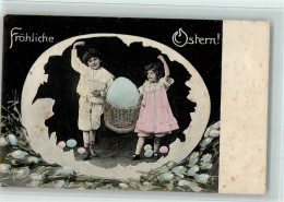 10531141 - Ostereier Kinder Mit Einem Grossen Ei - - Pâques