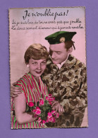Carte Postale Couple Femme Avec Militaire Béret  Vert Et Message Je Ne Toublies Colorisée Et Crantée Bord Doré - Koppels