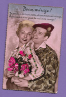Carte Postale Couple Femme Avec Militaire Béret  Rouge  Et Message Doux Mirage Colorisée Et Crantée Bord Doré - Koppels