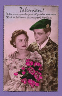 Carte Postale Couple Femme Avec Militaire Béret Vert   Et Message Talisman  Colorisée Et Crantée Bord Doré - Paare