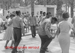 Danse Sous Les Palmiers N°6 - Officiers Yougoslaves Des Forces UNEF I Au Sinaï Avec Des Invités, Egypte - 1er Mai 1962 - Guerre, Militaire