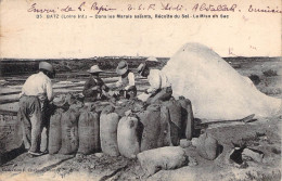 Batz - Dans Les Marais Salants - Récolte Du Sel - La Mise En Sac - Batz-sur-Mer (Bourg De B.)