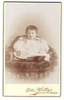 Fotografie Otto Witte, Berlin, Portrait Niedliches Kleinkind Im Weissen Kleid Auf Sessel Sitzend  - Personnes Anonymes