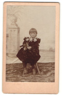 Fotografie Unbekannter Fotograf Und Ort, Portrait Kleines Mädchen Im Hübschen Kleid Auf Stuhl Sitzend  - Personnes Anonymes
