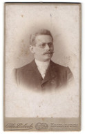 Fotografie Otto Liebert, Holzminden, Höxter & Bad-Driburg, Portrait Charmanter Herr Mit Brille U. Zwirbelbart Im Anzug  - Anonymous Persons