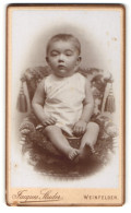 Fotografie Jacques Studer, Weinfelden, Portrait Niedliches Kleinkind Im Weissen Hemd Auf Sessel Sitzend  - Personnes Anonymes