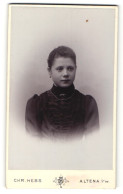 Fotografie Chr. Hess, Altena I/W, Portrait Junge Frau Mit Zusammengebundenem Haar  - Anonymous Persons