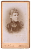 Fotografie R. Finzel, Arnstadt, Junge Frau In Schwarzem Kleid  - Personnes Anonymes