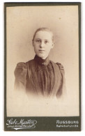 Fotografie Gebr. Martin, Augsburg, Bahnhofstrasse 24, Fräulein In Puffärmelkleid  - Anonymous Persons