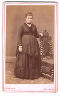 Fotografie C. Breuer, Solingen, Kasernen-Strasse, Bürgerliche Frau In Tailliertem Kleid  - Personnes Anonymes