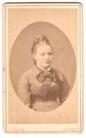 Fotografie C. Breuer, Solingen, Kasernen-Strasse, Junge Frau In Tailliertem Kleid  - Personnes Anonymes