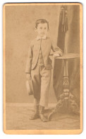 Fotografie Ferd. U. Ant. Frey, Amberg, Portrait Kleiner Junge Im Anzug Mit Hut  - Personnes Anonymes