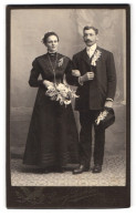 Fotografie Georg Pichler, Hallein-Burgfried, Portrait Bürgerliches Paar In Hochzeitskleidung Mit Blumenstrauss  - Anonymous Persons