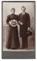 Fotografie Richard Eder, Kempten, Portrait Bürgerliches Paar In Hochzeitskleidung Mit Blumenstrauss  - Anonymous Persons