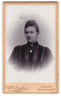 Fotografie W. Paulsen, Hamburg, Bergstrsse 21 A, Portrait Junge Dame Mit Kragenbrosche Und Amulett  - Personnes Anonymes