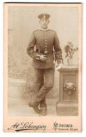 Fotografie C. Berné, München, Türkenstrasse 20, Portrait Soldat In Uniform Mit Schirmmütze Raucht Zigarre  - Personnes Anonymes