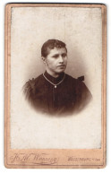 Fotografie Hermes A. Wenning, Wasserburg A /Inn, Trankgasse 1, Portrait Junge Dame Im Kleid Mit Halskette  - Personnes Anonymes