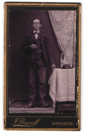 Fotografie J. Brandl, Kirchberg, Portrait Modisch Gekleideter Herr Mit Zigarillo  - Anonymous Persons