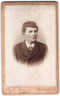 Fotografie Hermes A. Wenning, Wasserburg A /Inn, Tränkgasse 1, Portrait Junger Herr In Modischer Kleidung  - Personnes Anonymes