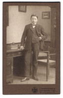 Fotografie J. Hirschbeck, Landsberg A /Lech, Brudergasse 216, Portrait Junger Mann Im Anzug Mit Fliege  - Anonymous Persons