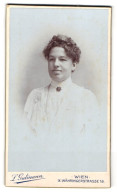 Fotografie Ludwig Gutmann, Wien, Währingerstrasse 18, Portrait Junge Dame Im Weissen Kleid Mit Kragenbrosche  - Anonymous Persons