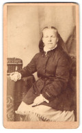 Fotografie M. Wild, Burghausen, Portrait Bürgerliche Dame In Tracht  - Personnes Anonymes