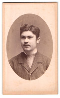 Fotografie Wilhelm Engel, Wien, Alserstrasse 27, Brustportrait Junger Herr Im Anzug Mit Krawatte  - Personnes Anonymes