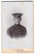 Fotografie Th. Alfred Hahn, Chemnitz, Brückenstr. 5, Portrait Sächsischer Soldat In Uniform Mit Schirmmütze  - Anonymous Persons