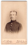 Fotografie E. Postlep, Berlin, Chaussee-Str. 5, Portrait Soldat In Uniform Rgt. 132 Mit Zwirbelbart Und Mittelscheitel  - Anonymous Persons
