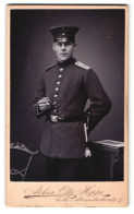 Fotografie Otto Hoppe, Celle, Altencellerthorstr. 7, Portrait Junger Soldat In Uniform Rgt. 77 Mit Bajonett Und Portep  - Personnes Anonymes