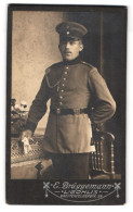 Fotografie E. Brüggemann, Leipzig, Breitenfelderstr. 99, Portrait Sächsischer Soldat In Uniform Mit Schützenschnur  - Personnes Anonymes