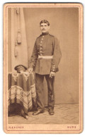 Fotografie H. Sachse, Burg, Portrait Soldat In Uniform Mit Bajonett Und Krätzchen  - Personnes Anonymes