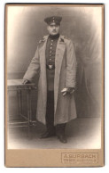 Fotografie A. Burbach, Trier, Hosenstr. 4, Portrait Soldat In Uniform Mit Uniformmantel Und Schirmmütze  - Anonymous Persons