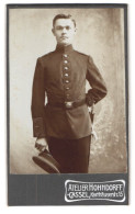 Fotografie Atelier Hohndorff, Cassel, Karthäuserstr. 15, Portrait Junger Soldat In Uniform Mit Bajonett Und Portepee  - Personnes Anonymes