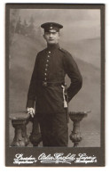 Fotografie Herzfeld, Dresden, Pragerstr. 7, Portrait Sächsischer Soldat In Uniform Rgt. 12 Mit Bajonett Und Portepee  - Personnes Anonymes