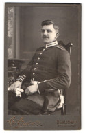 Fotografie C. Euen, Berlin, Friesenstr. 14, Portrait Soldat In Garde Uniform Mit Bajonett  - Personnes Anonymes