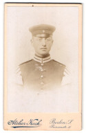 Fotografie Atelier Koch, Berlin, Prinzenstr. 11, Portrait Garde Soldat Kratzenbörg In Musiker Uniform Mit Schwalbenne  - Anonymous Persons