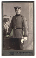 Fotografie Alb. Fraatz, Darmstadt, Wilhelminenplatz 2, Portrait Soldat In Uniform Rgt. 61 Mit Krätzchen Und Bajonett  - Anonymous Persons